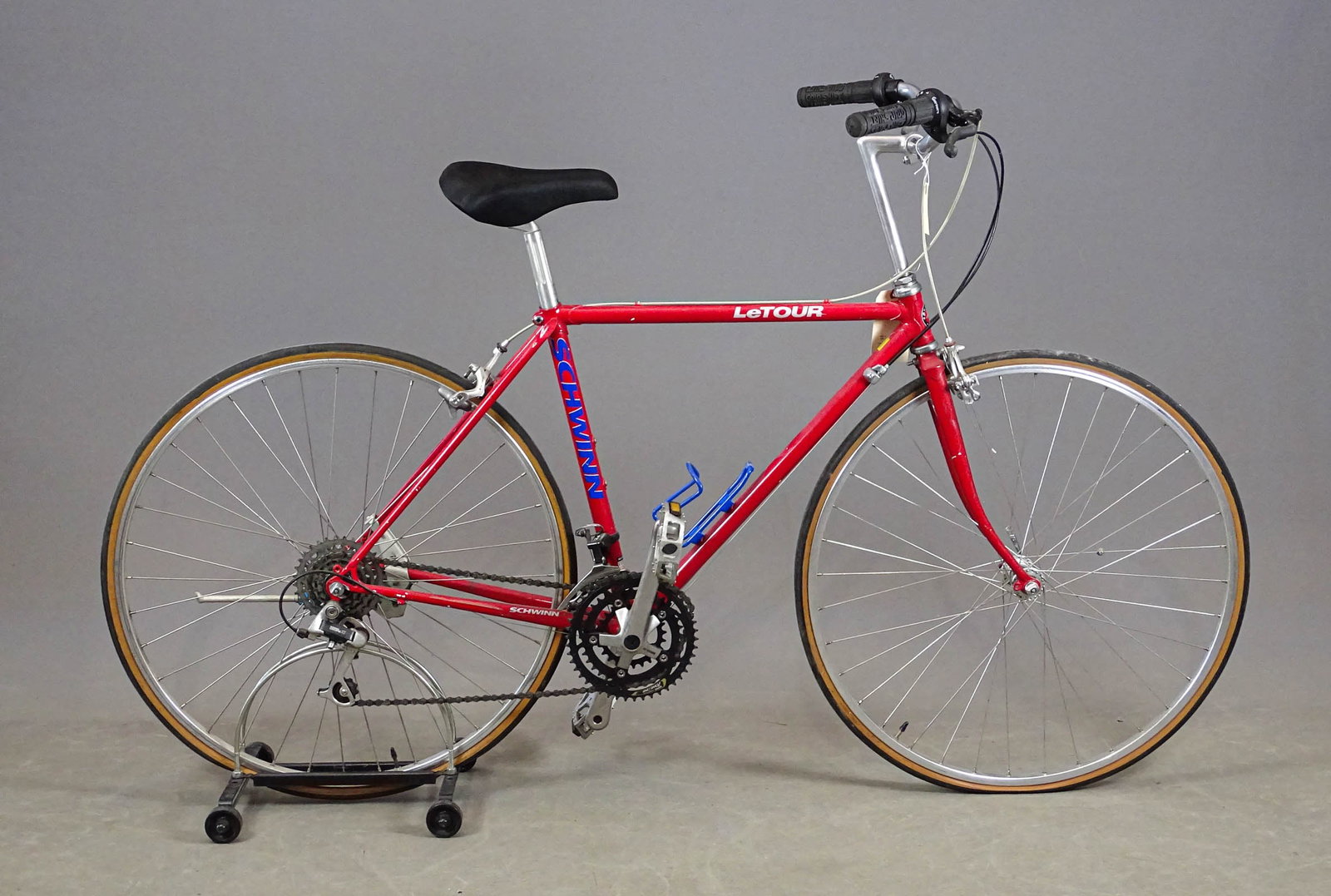 Schwinn La Tour Cruiser Bicycle: Schwinn: La tour: 1950s-1960s: A 10-speed bicycle probably made in Taiwan. Complete. Gary Sanderson Collection.