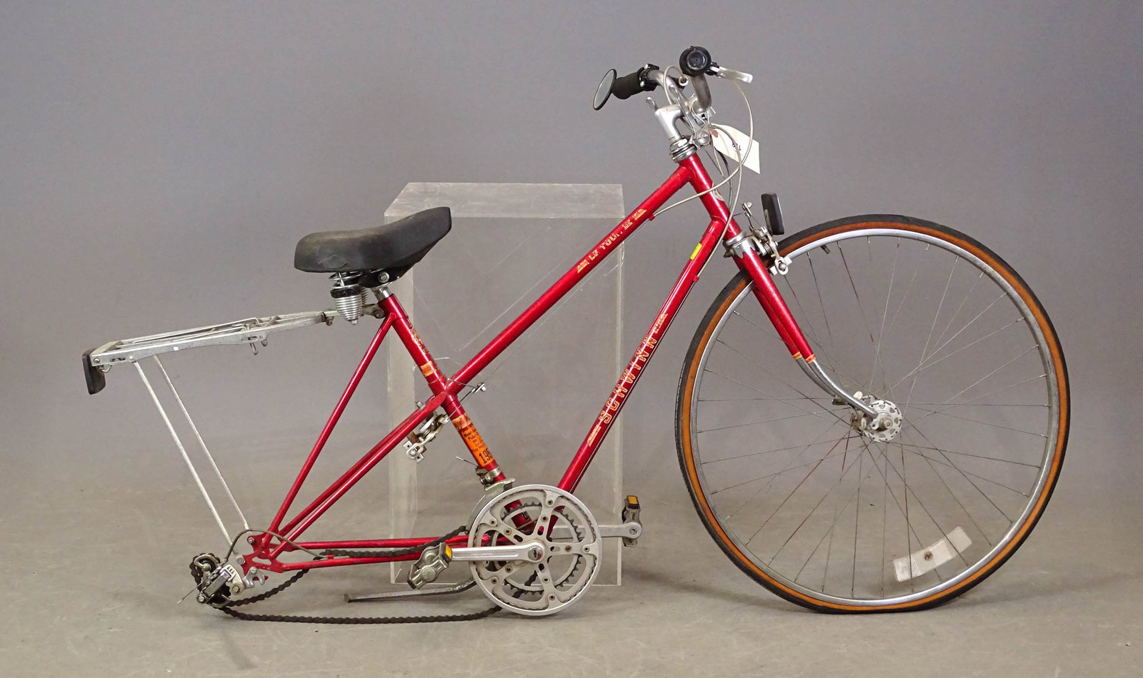 Schwinn La Tour Bicycle: Schwinn La tour: a bike from the 1990s with a unisex frame and a luggage rack over the rear wheel which is missing. Gary Sanderson Collection.