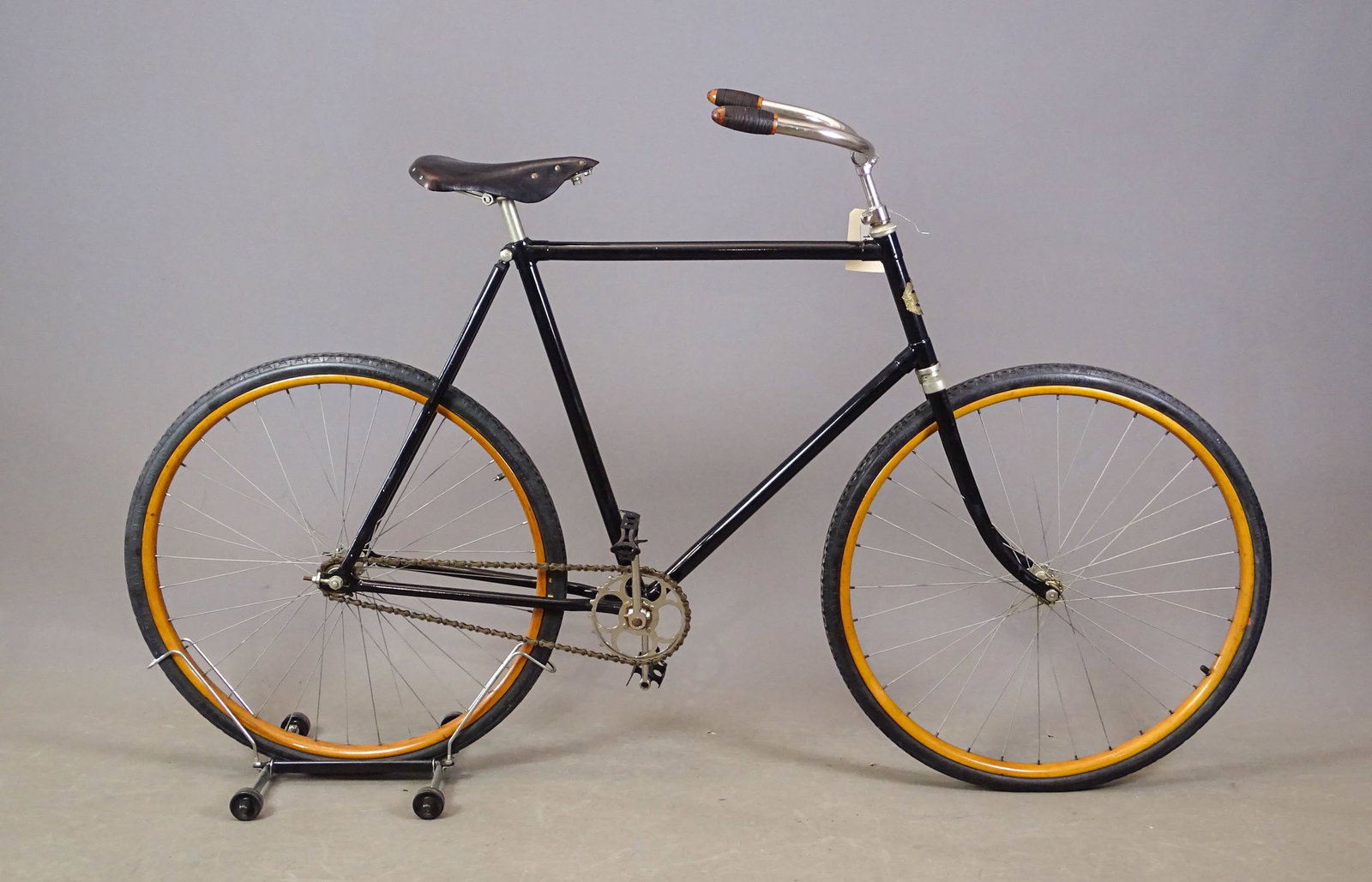 Welcome Pneumatic Safety Bicycle: Dutch made Welcome Pneumatic Safety bicycle. 23 1/2" frame. Wood grips. Restored.
