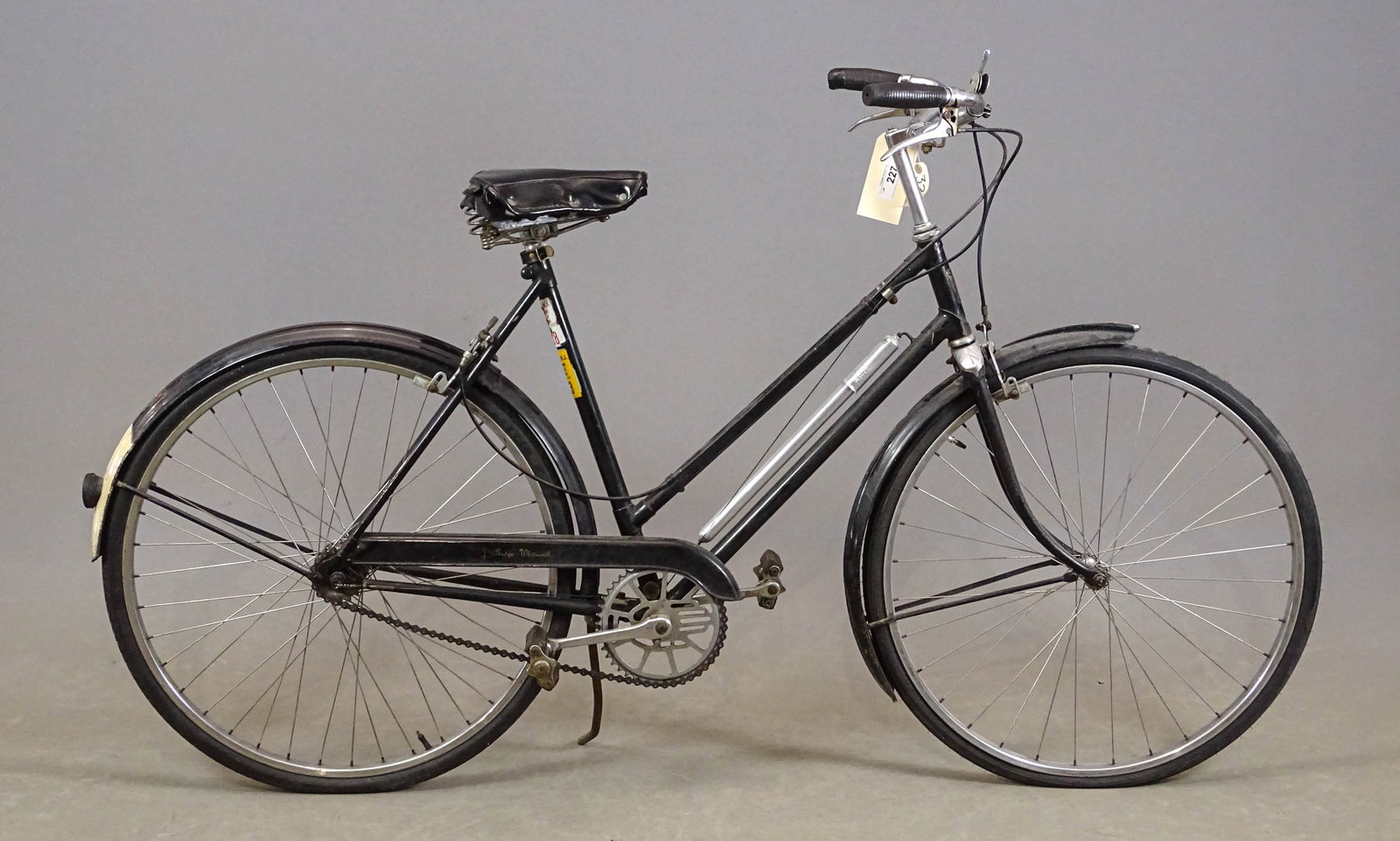 Rudge Sports Bicycle: Rudge bicycle (Made in England): Sports bicycle with Sturmey Archer 3-speed system installed. Black colored metal fenders. Dassco saddle made in Japan. Metal skirt guard over chain. Braking is