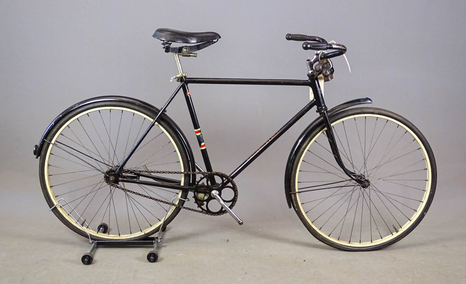 Schwinn New World Bicycle: Schwinn New World War-Time racing bicycle. 20" frame. Good condition. Mark Mattei Collection.