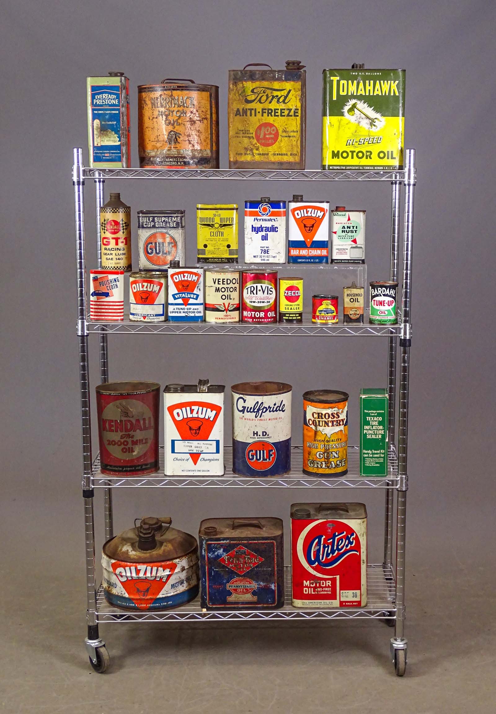 Collection of Tins: Collection of oil and misc. tins including: Kendall, Gulf, Merrimack, Ford, Tomahawk, Oilzu, Cross Country etc.. Fair-Good condition.