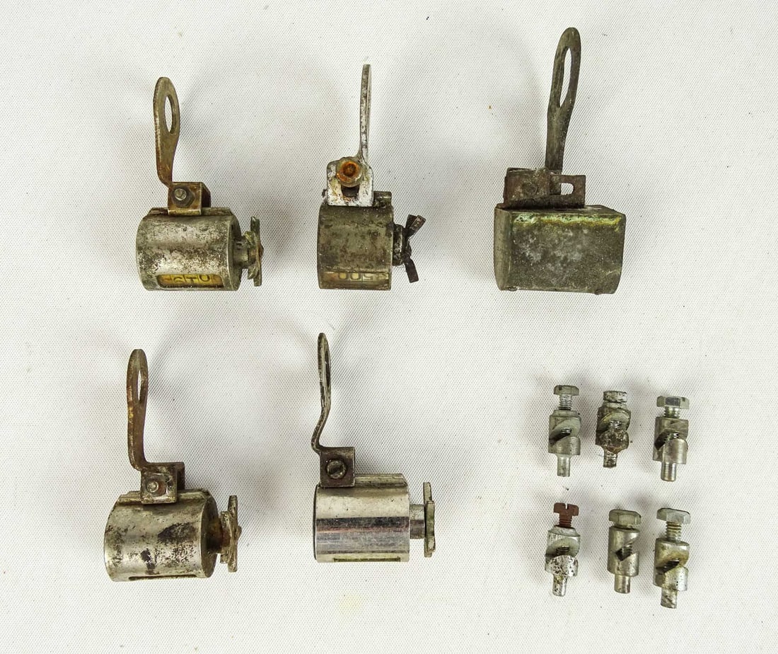 Cyclometers Lot: Lot of vintage Veeder and New Departure cyclometers and parts.