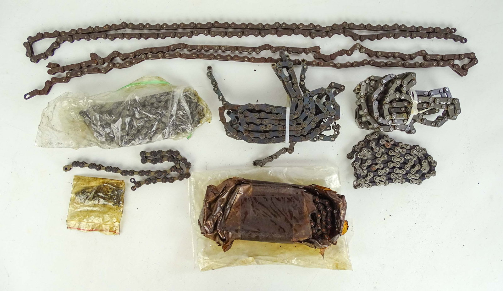 Roller Block Chains: New old stock bicycle one inch pitch roller chain for balloon tire bikes plus 3 long sections of one inch pitch block chain for T.O.C. bike - some are new old stock. 4 items. Good condition. Glenn
