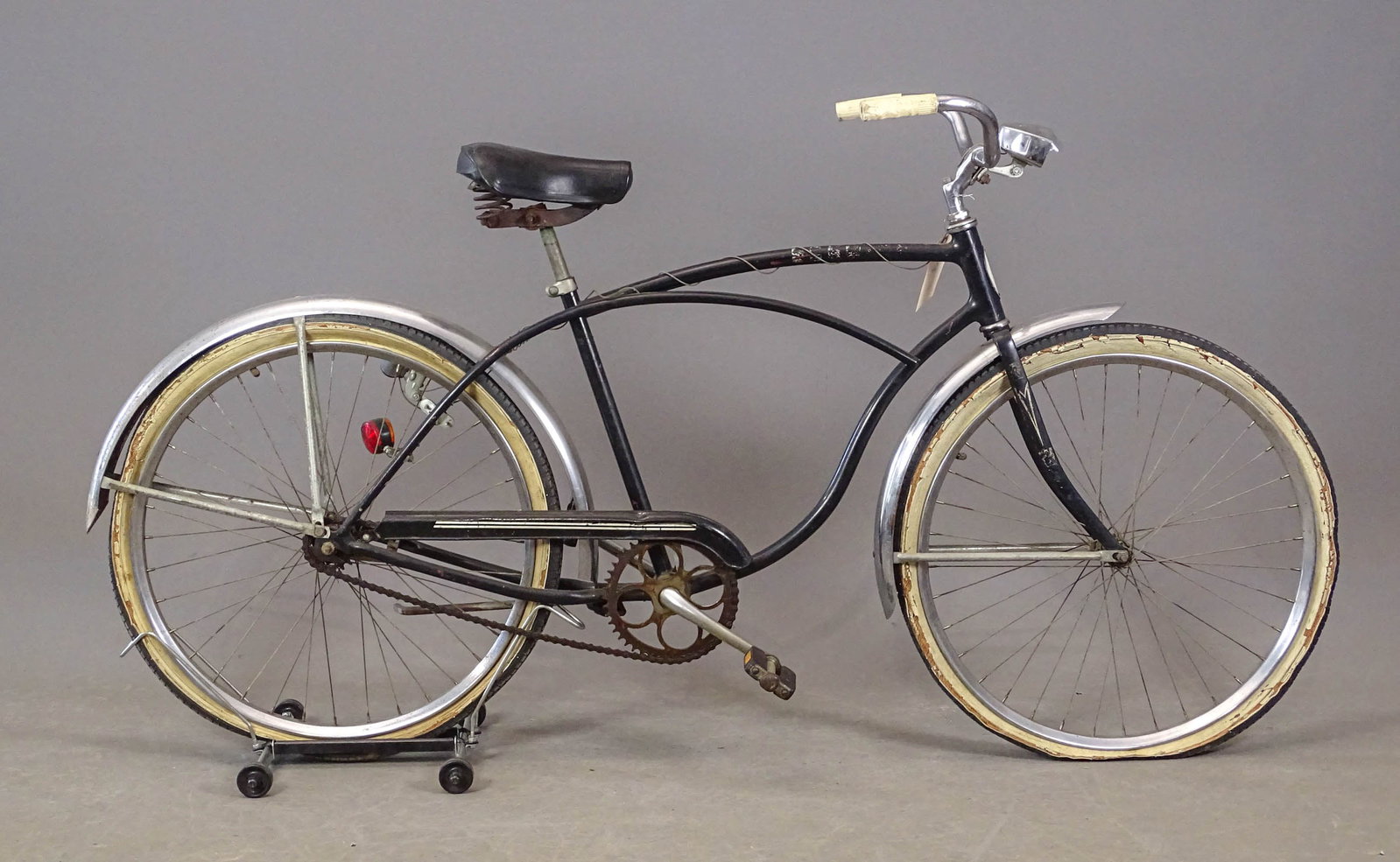 Vintage Schwinn Bicycle: Vintage Schwinn Middle-Weight bicycle. 18" frame. Barn find condition. Good condition.