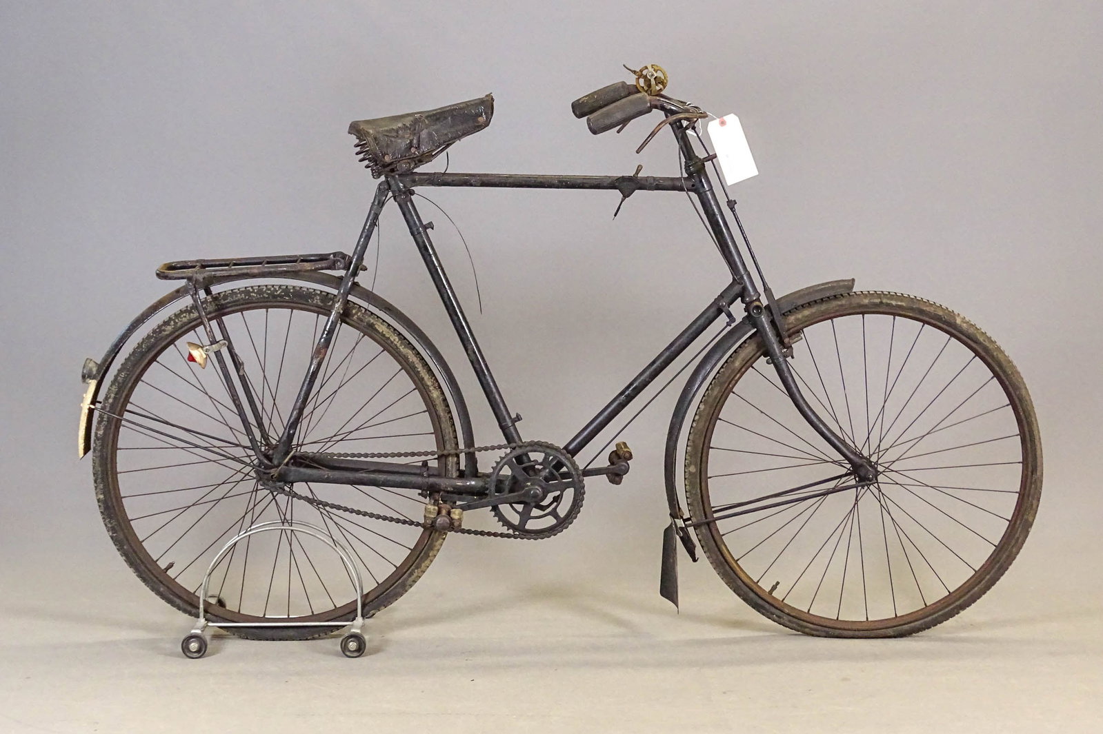 Raleigh Bicycle: Vintage Raleigh Gentleman's Roadster 3 speed bicycle. 28" wheel. Fair condition. Private collection England.