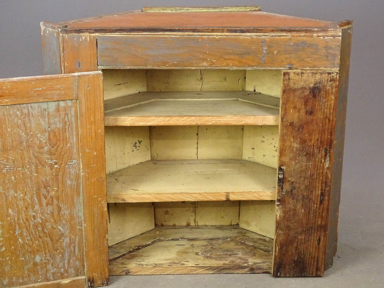 19th c. Hanging Corner Cupboard - 3