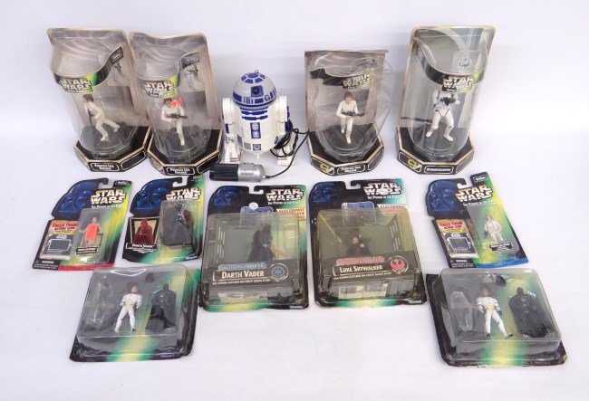 Star Wars Lot: Lot 11 boxed Star Wars figures along with R2D2 figure.