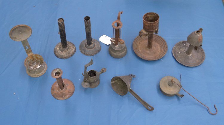 Lighting Lot: Misc. toleware lighting lot (10 pieces), including hogscraper candlesticks, lamps, brass device,