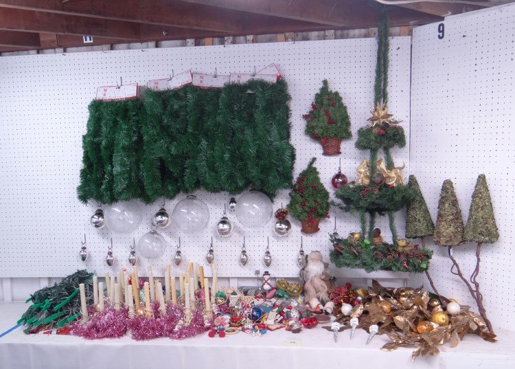 Christmas Lot: Large lot misc. Christmas decorations.