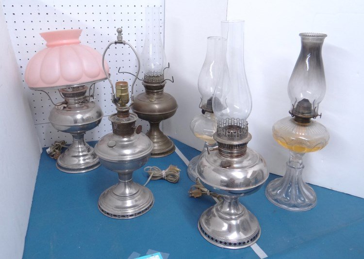 Oil Lamp Lot: Oil lamp lot including Rayo, Alladin and glass examples.
