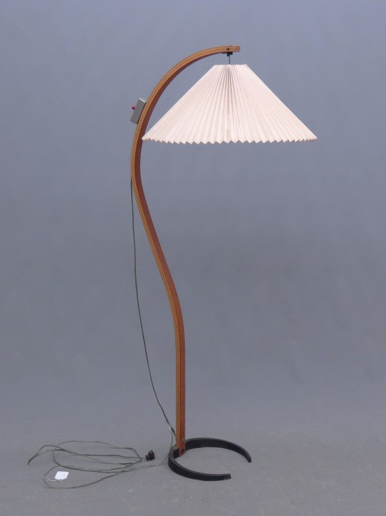 Moderne Lamp: Moderne floor lamp. 60 Ht."
