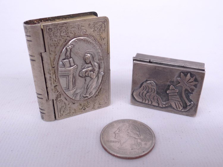 Pill Boxes: Lot two pill boxes.