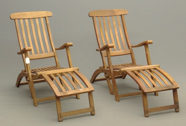 Vintage Heywood Wakefield Deck Chairs: Pair vintage folding deck chairs. 55" Length Open. One labeled "Heywood Wakefield".