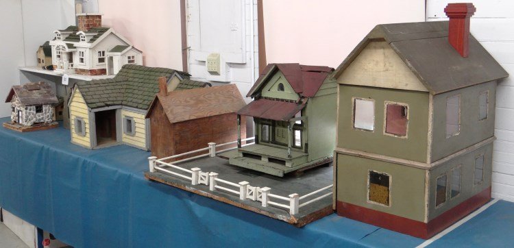 Architectural Model Lot: Collection of architectural models, doll house, bird house etc. (9) examples.