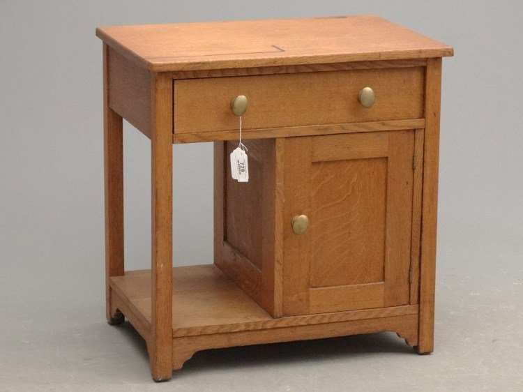 Oak Desk: C. 1900's oak single drawer and door desk. 27" x 18" x 28" Ht.