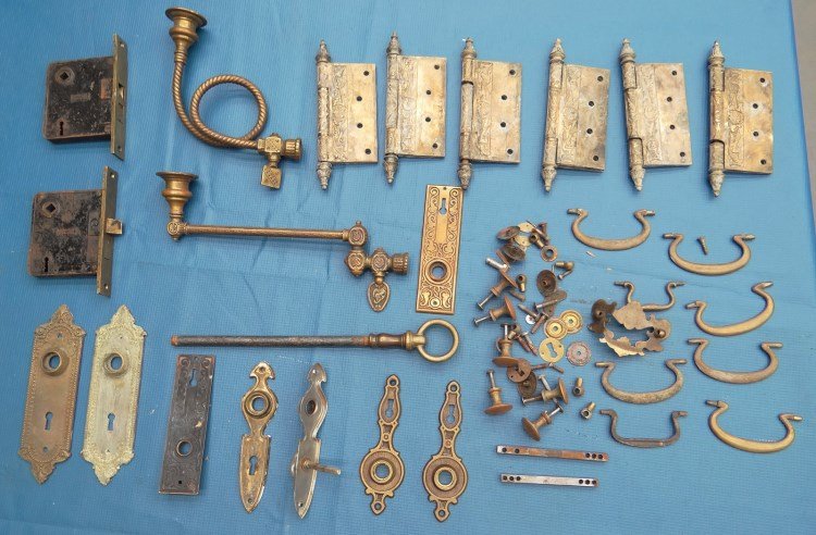 Hardware Lot: Lot misc. hinges and hardware.