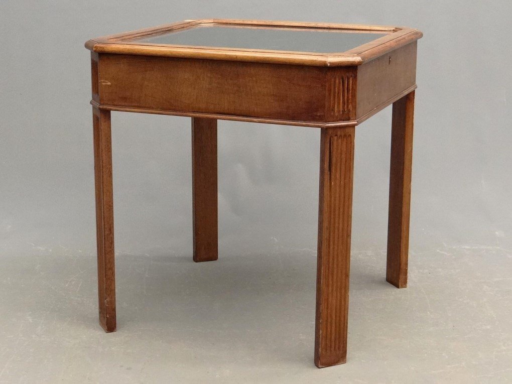 Vitrine Cabinet (1 of 3)