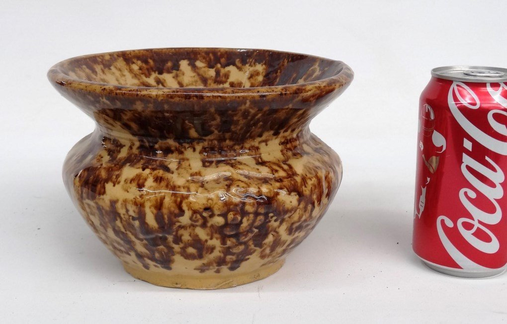 19th c. Spittoon: 19th c. Rockingham Glaze spittoon. 7" D., 5" Ht..