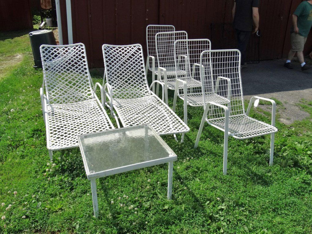 Patio Set: Patio set including including (2) Brown Jordan recliners and patio table along with (4) patio chairs (not Brown Jordan).