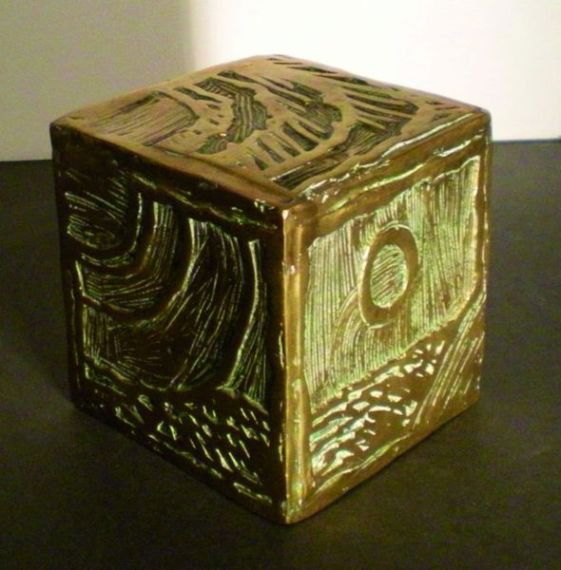 ALECHINSKY Pierre #10 Cryptocube, 1975 Sculpture i: ALECHINSKY Pierre #10 Cryptocube, 1975 Sculpture in golden bronze Signed and numbered 12/150 exemplaries Edition Jacques Putman, Paris Founder Valsuani 16 x 15 X 15 cm