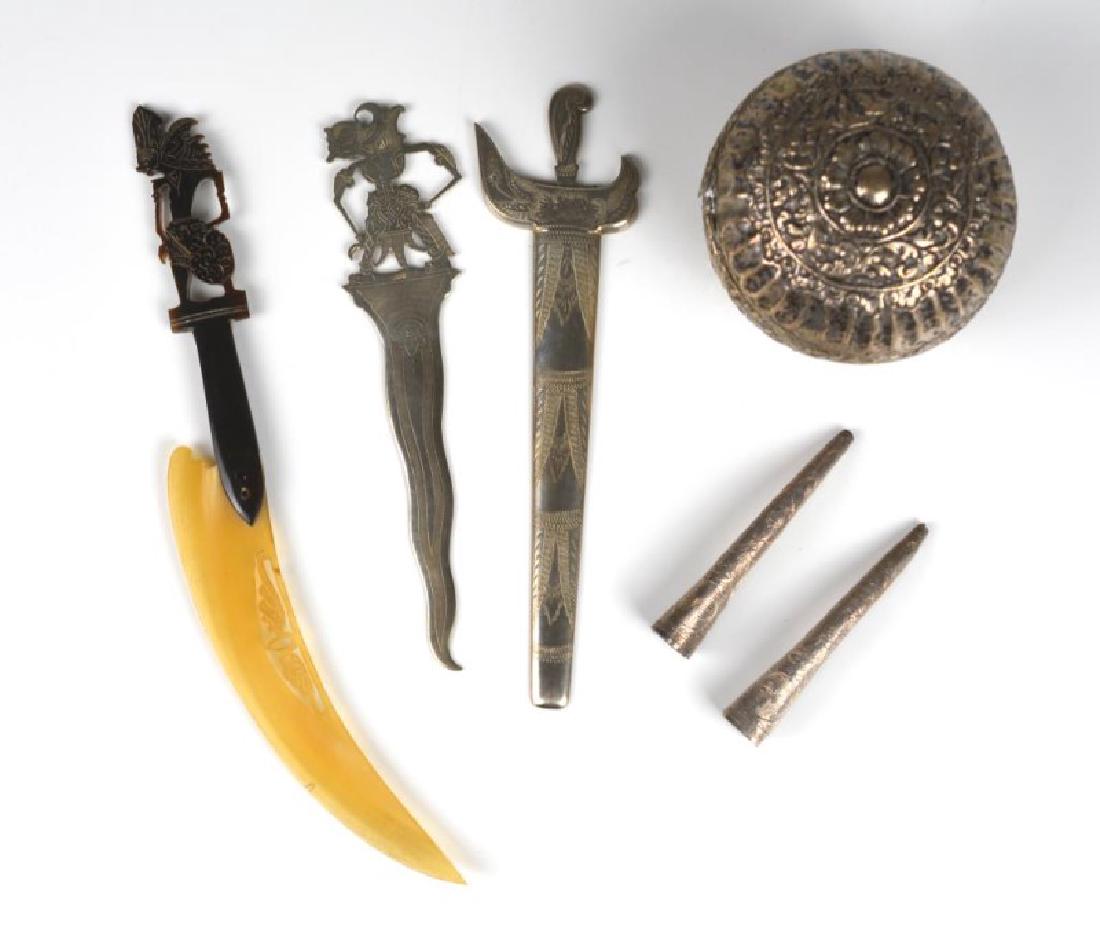 FIVE STRAITS CHINESE ITEMS INCLUDING SILVER (1 of 9)