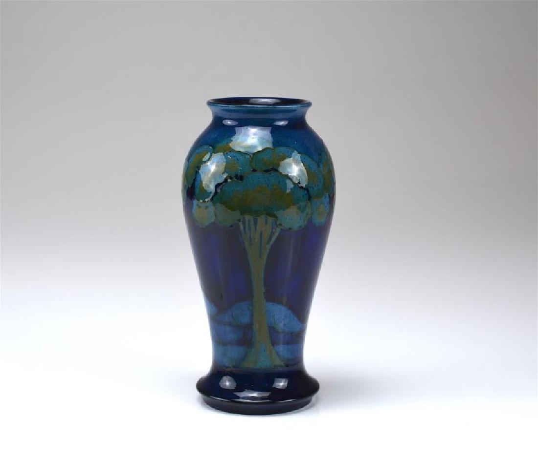 MOORCROFT MOONLIT BLUE PATTERN POTTERY VASE (1 of 5)