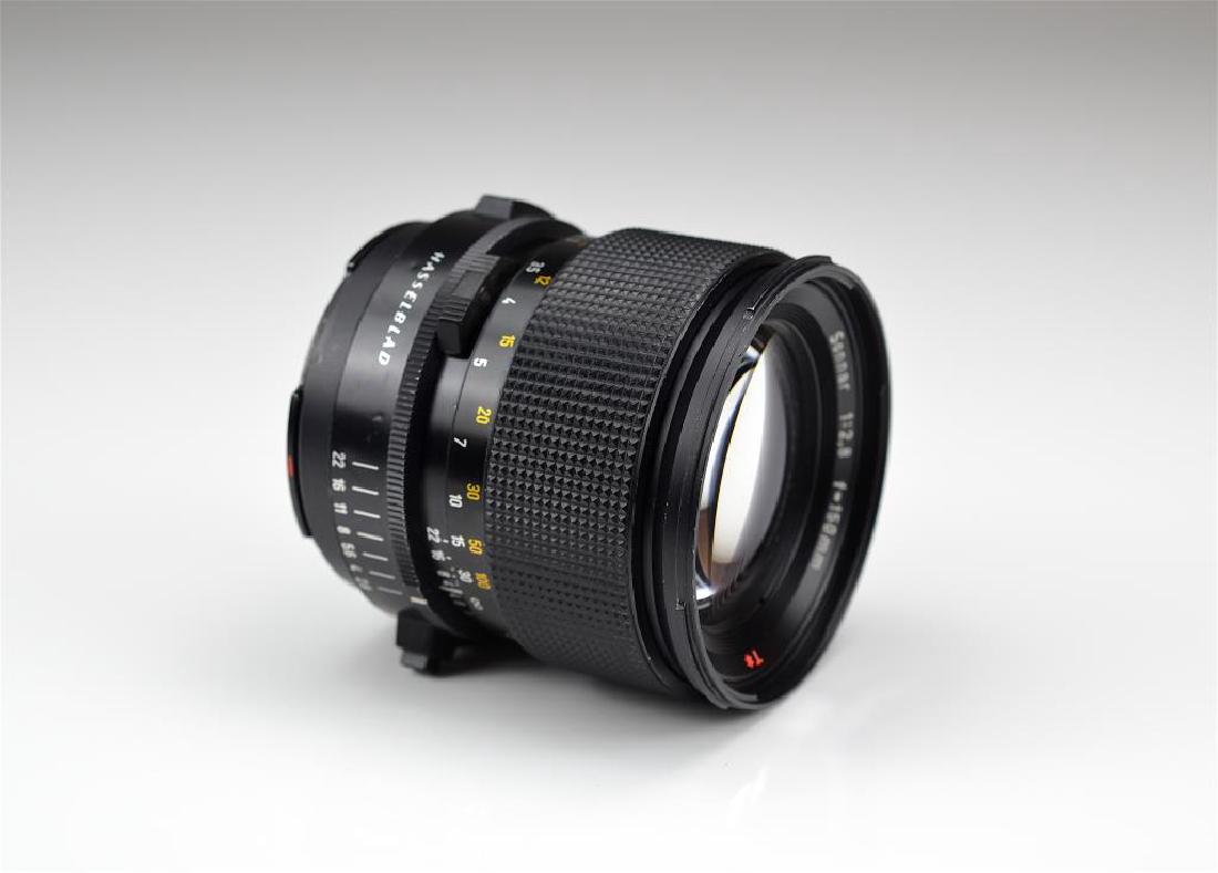 Carl Zeiss 150mm Sonnar f=1:2.8 FE Lens: Serial No. 58838741 with Lens Hood A very fast telephoto lens with fast opening and good depth of field. Wear mark to body, excellent ++ condition. Untested.