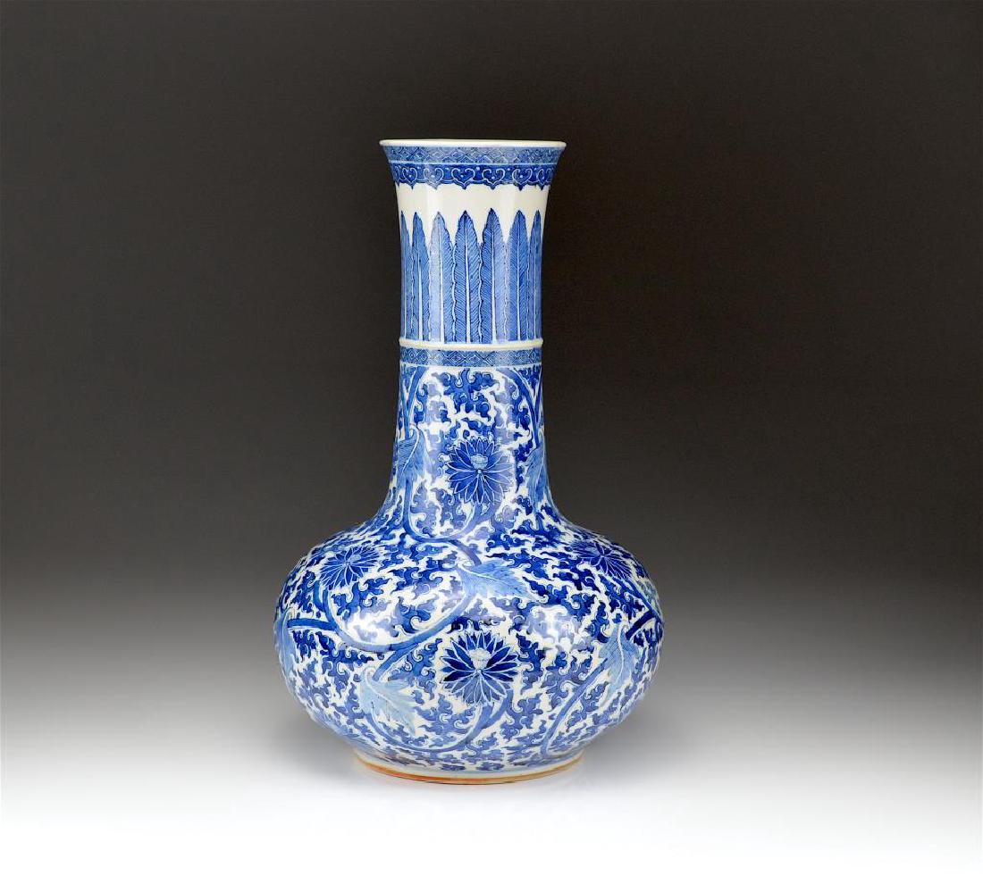 LARGE CHINESE BLUE & WHITE PORCELAIN VASE (1 of 10)
