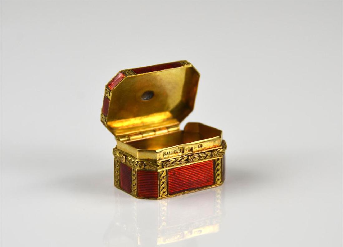 Russian gold and enamel small snuff box (1 of 11)