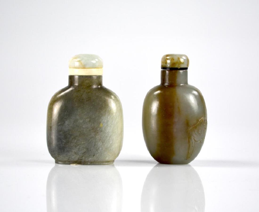 TWO CHINESE JADE SNUFF BOTTLES (1 of 5)