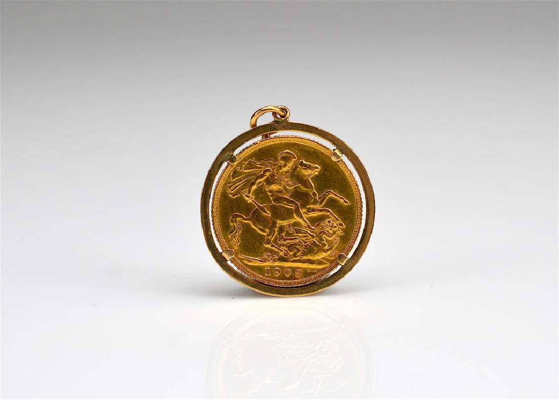 English gold sovereign coin: Dated 1909, mounted in a necklace frame, 9.5g