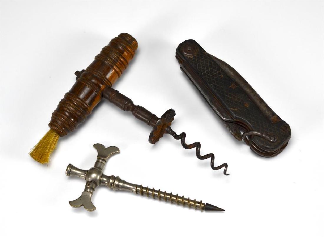 Antique wine bottle opener & pocket knife: The corkscrew with turned wood handle and dusting brush. Georgian period. Together with a metal spigot. H 14.5 cm (5 3/4 in.)