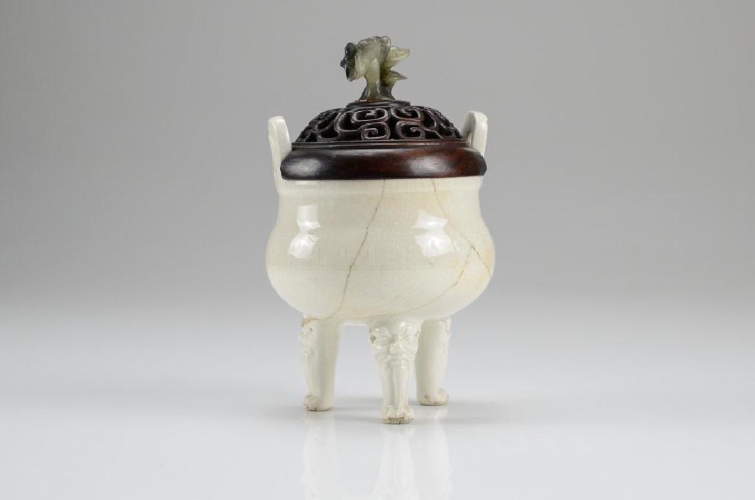 CRACKLE WHITE GLAZED TRIPOD DING PORCELAIN CENSER (1 of 8)