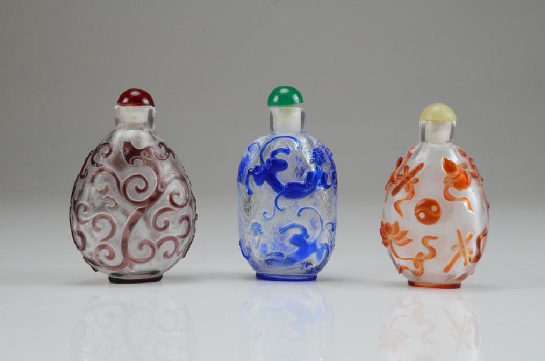THREE CHINESE OVERLAY GLASS SNUFF BOTTLES (1 of 5)