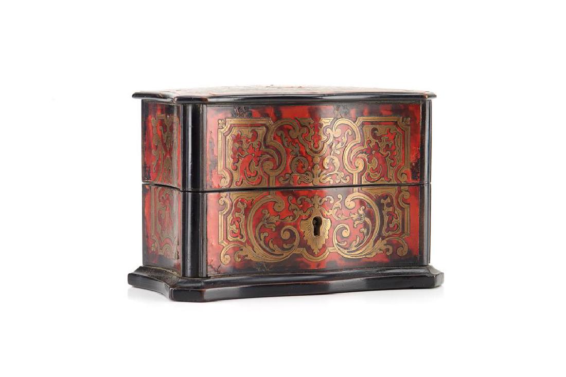 19th C French boulle casket: With ornate brass inlay on red tortoiseshell, and empty cartouche to the lid. L. 14.6 cm (5 3/4 in.) BIDDERS LIVING OUTSIDE OF CANADA are warned to proceed with care before bidding on this lot as it c