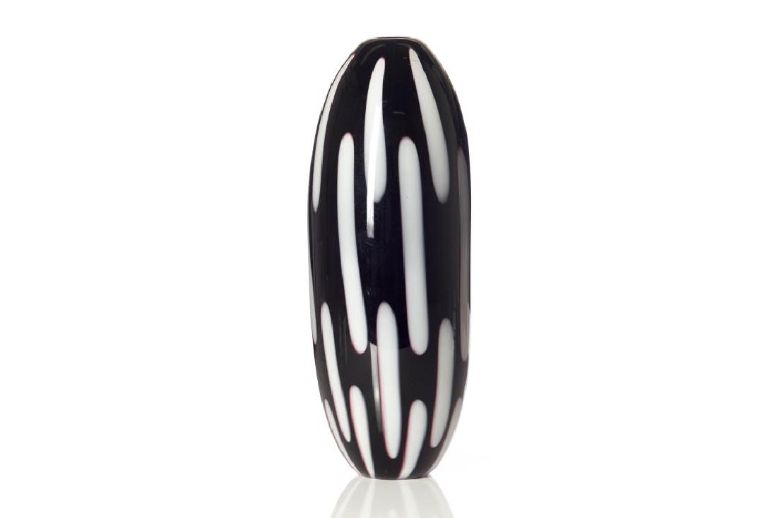 Contemporary murano Seguso Viro art glass vase: Dark purple and white vase. Incised Seguso Viro Murano, 11/101, Adagio' to base. H. 45.7 cm (18 in.)