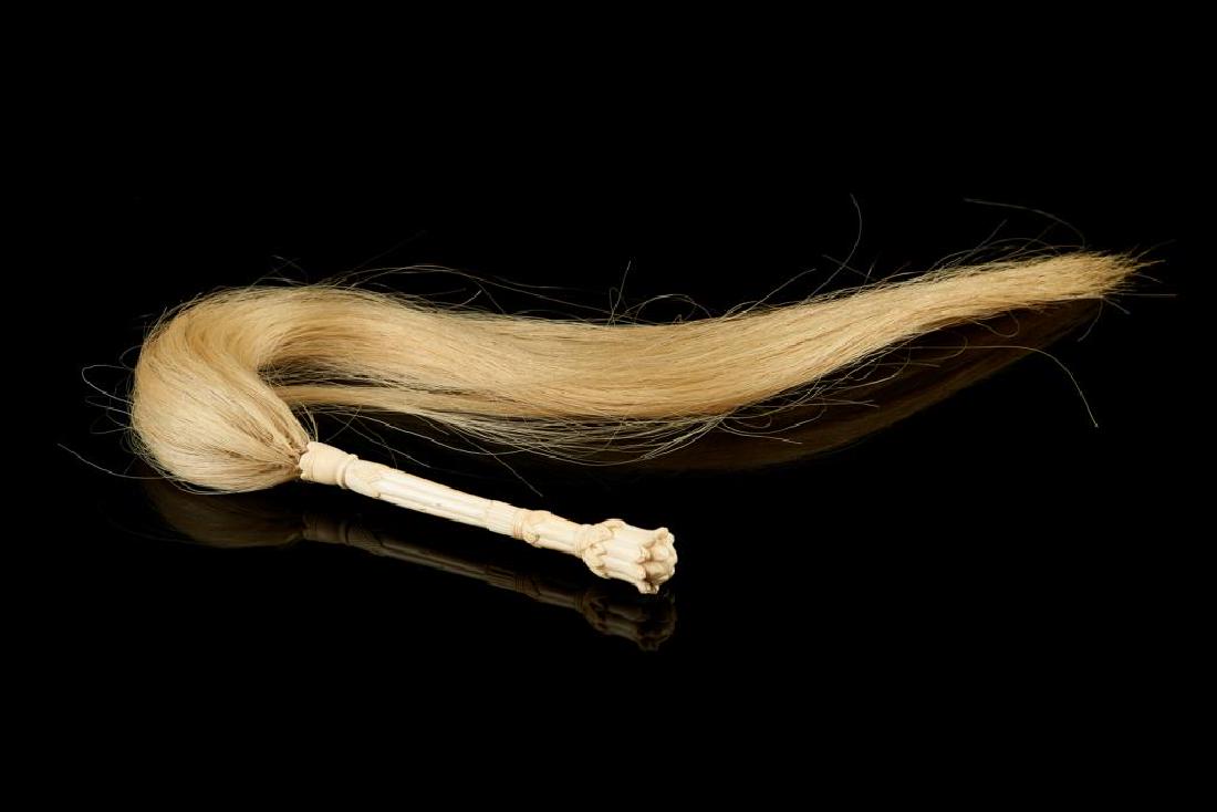 18TH C. INDIAN NATURAL CARVED CHOWRI FLYWHISK: Mughal floral style carved handle with horse hair whisk. Length of handle: 17cm (6 3/4 in.) BIDDERS LIVING OUTSIDE OF CANADA are warned to proceed with care before bidding on this lot as it cannot be 