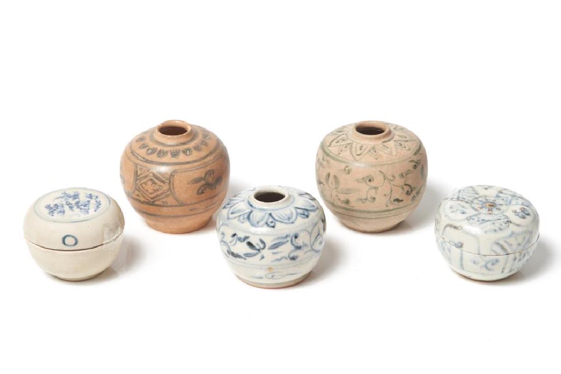 GROUP OF 5 HOI AN HOARD PORCELAIN ITEMS: Including 3 bulbous pots and two covered circular boxes all painted in the Chinese Ming dynasty style. 15th C. Tallest: 7cm (2 3/4 in.) Provenance: Three smaller pieces with originalSAGA Hoi An Hoard 