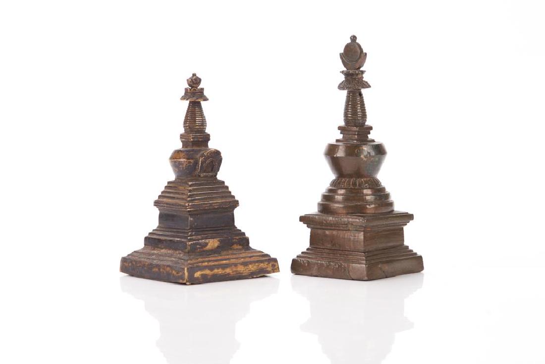 TWO 16TH C. MONGOLIAN BRONZE STUPAS: H. 14.5cm (5 3/4 in.)