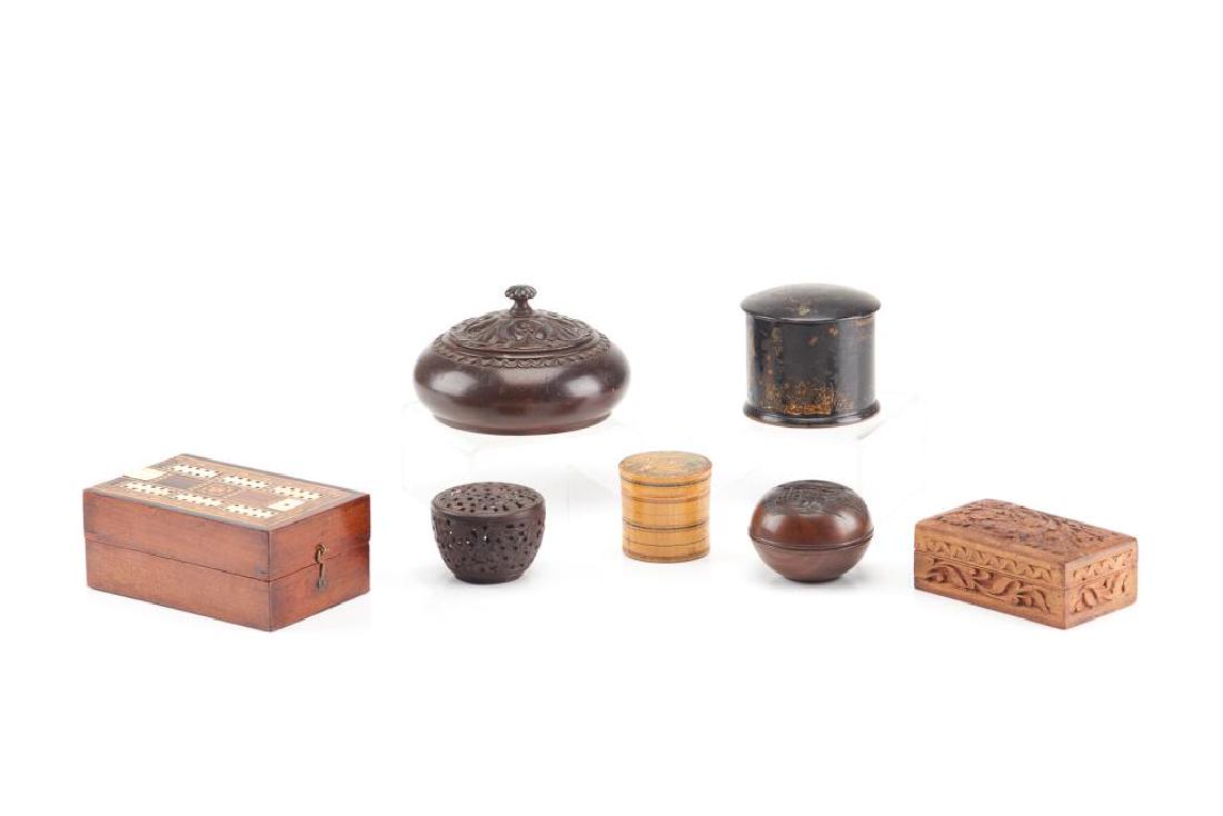 Lot of antique decorative boxes: For games, sewing and needle holders, some with piercework in wood and black lacquer.