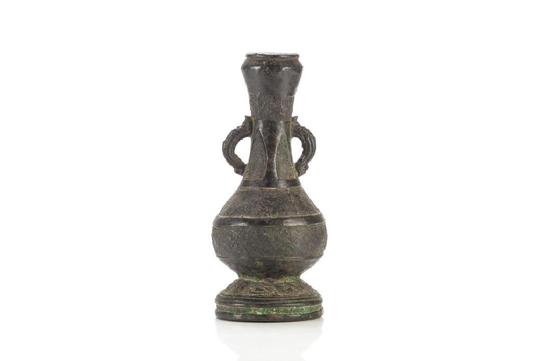 CHINESE YUAN TO MING DYNASTY BRONZE HU VASE: With a garlic vase top and mask handles. Body cast with six distinct bands of patterns. H. 23cm (9 in.) Weight: 1192g.