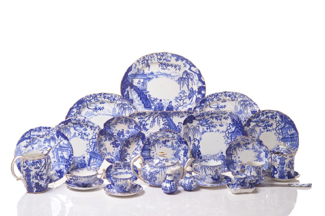 77 PIECE ROYAL CROWN DERBY MIKADO DINNER SERVICE: Comprising 8 dinner plates, 3 luncheon plates, 2 salad plates, 8 tea plates, 6 bread & butter plates, 6 coupe soup bowls, 3 dessert bowls, 4 cream soups & stands, 7 breakfast cups & 4saucers, 6 variou