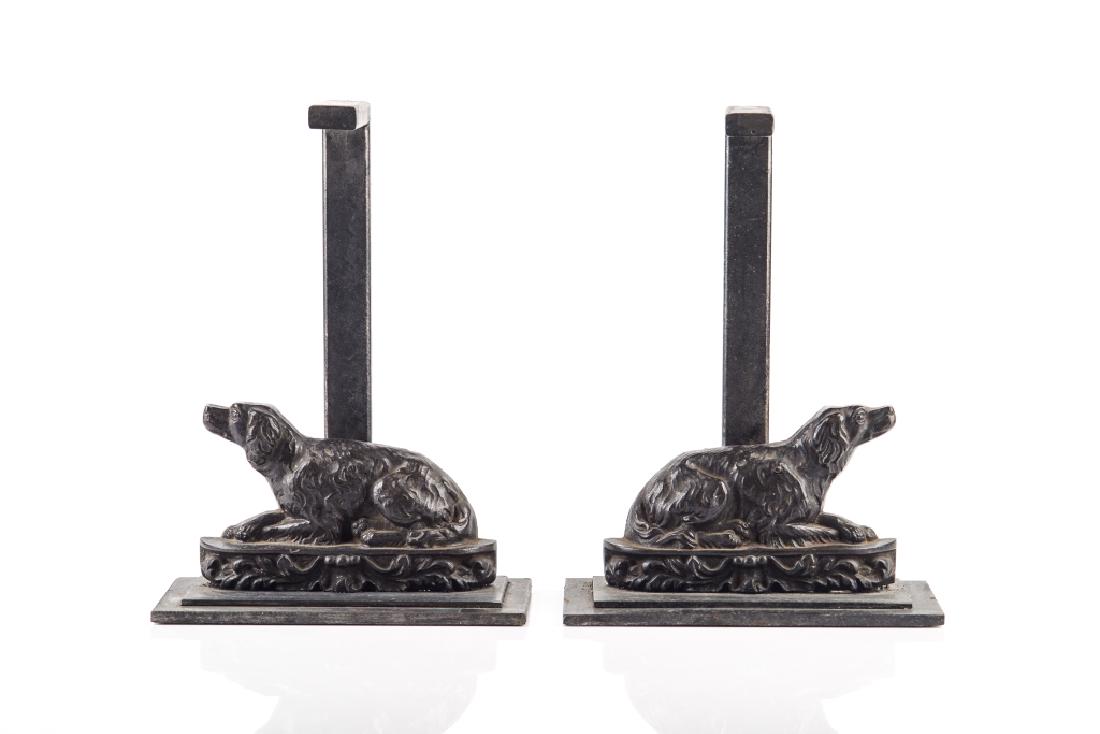 PAIR OF BRONZE DOG ANDIRONS: H. 26.5 cm (10 3/8 in) each