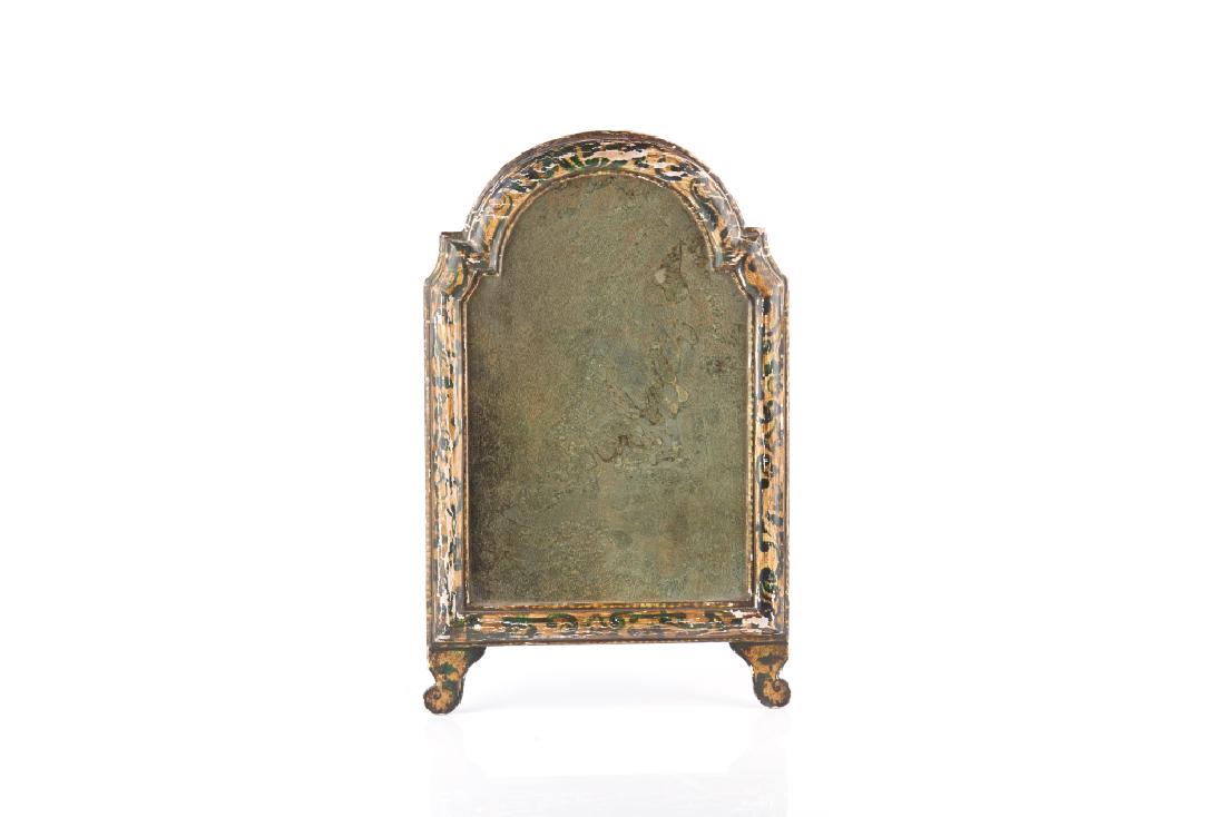 ANTIQUE DECORATED ARCHED WOOD FRAMED MIRROR: H. 46 cm (18 in) not including feet. Bracket on back for wall hanging