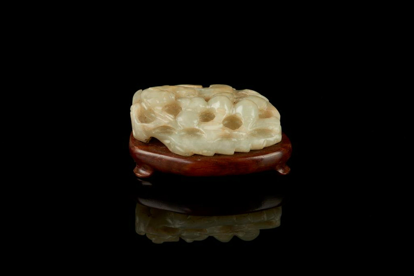 CHINESE JADE SQUIRREL AND GRAPES GROUP: Overall in greyish celadon tone. Carved as a squirrel on a large leaf with grapes. With fitted wood stand. Qing dynasty. L. 5cm (2 in.)