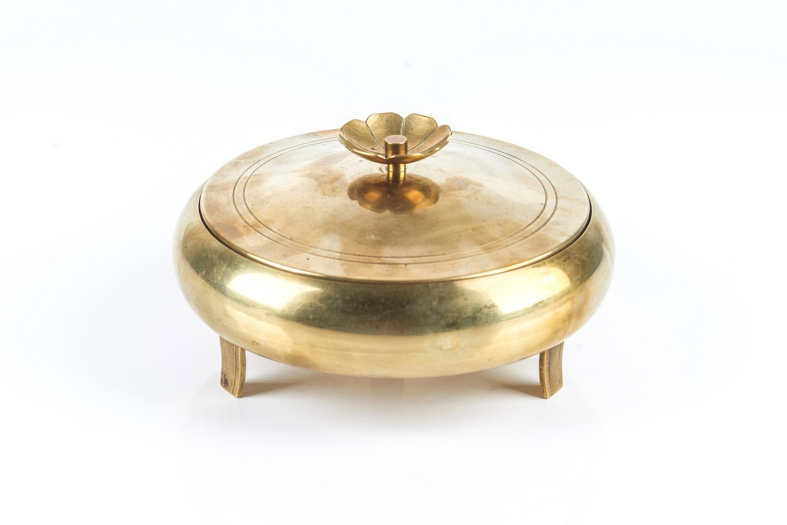 TOMMI PARZINGER BRASS CANDY CONDIMENT DISH: Cover with flower finial. With a glass insert and raised on three feet. Made by Dorlyn Silversmiths. Dia. 19.5 cm (7 5/8 in.)