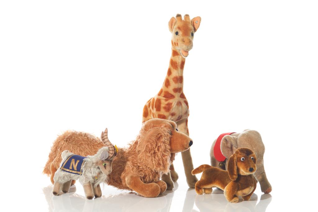 FIVE ASSORTED STEIFF ANIMALS: .