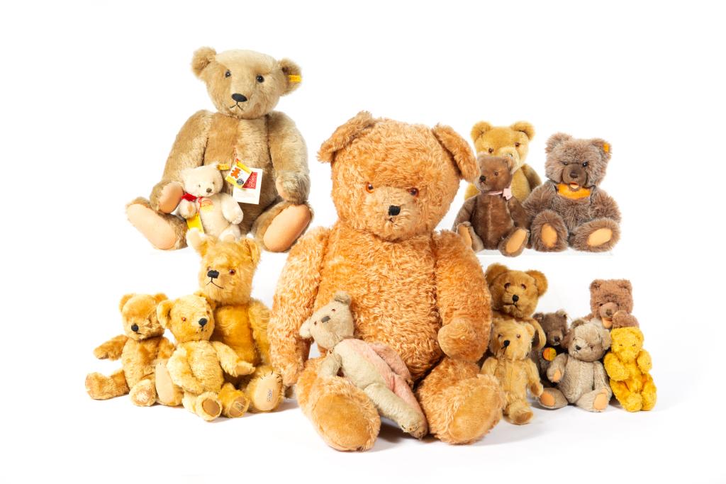 LOT OF VINTAGE STUFFED TEDDY BEARS: Sixteen assorted stuffed bears including Merrythought and Steiff.