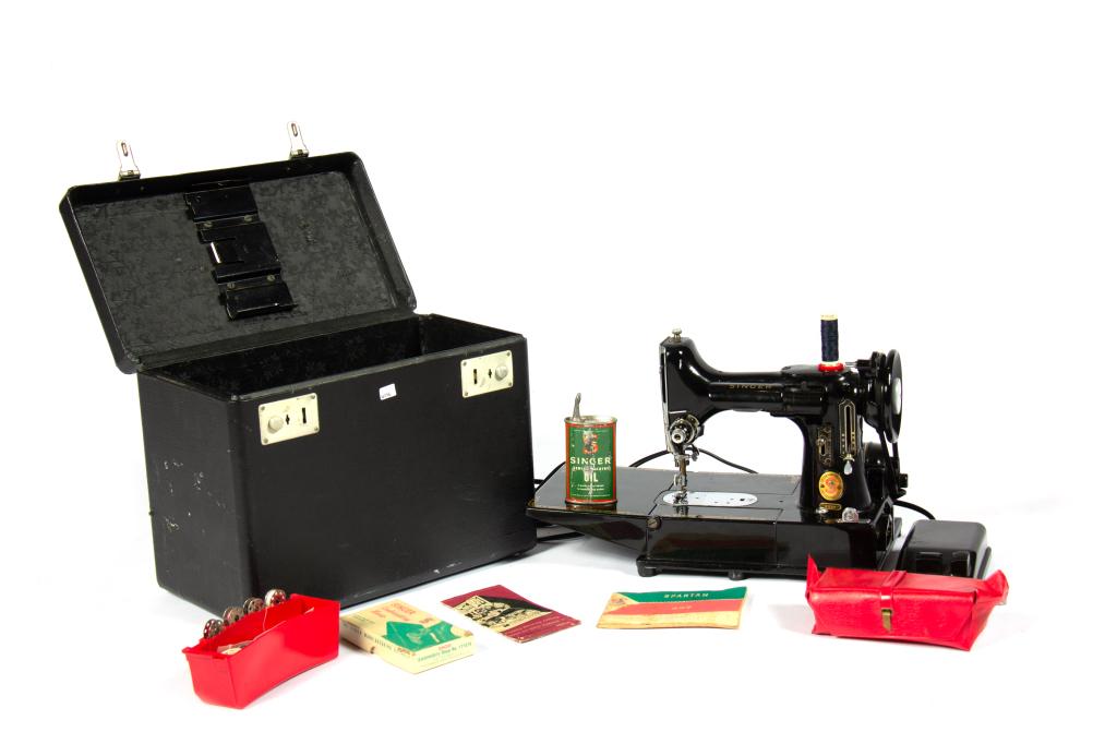 SINGER FEATHERWEIGHT SEWING MACHINE: In original fitted case.